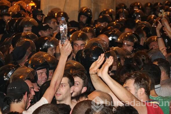 Tiflis'te parlamentoyu kuşatan protestoculara müdahale

