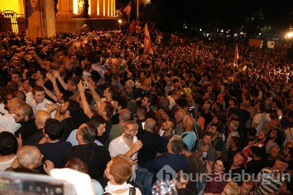 Tiflis'te parlamentoyu kuşatan protestoculara müdahale
