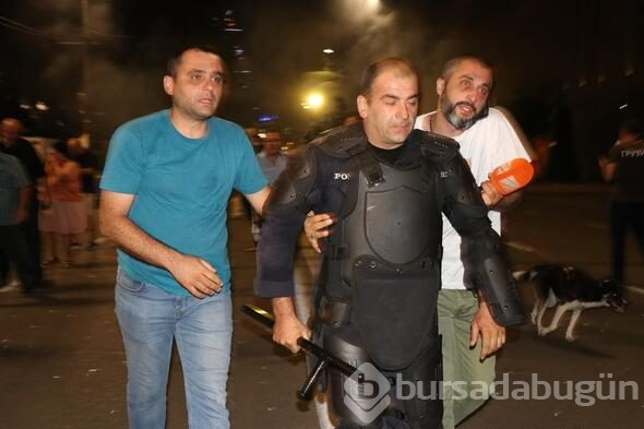 Tiflis'te parlamentoyu kuşatan protestoculara müdahale
