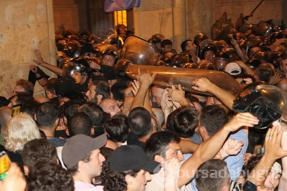 Tiflis'te parlamentoyu kuşatan protestoculara müdahale
