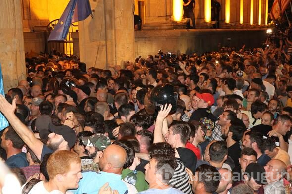 Tiflis'te parlamentoyu kuşatan protestoculara müdahale
