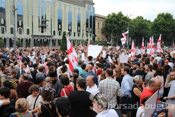 Tiflis'te parlamentoyu kuşatan protestoculara müdahale
