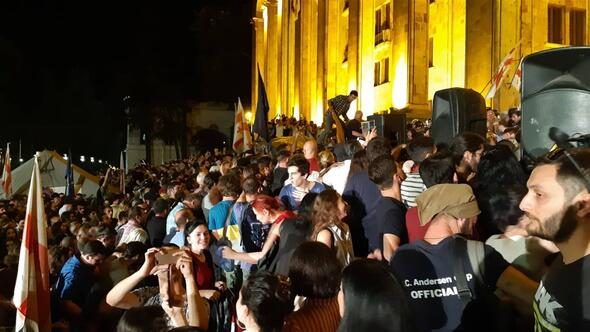Tiflis'te parlamentoyu kuşatan protestoculara müdahale
