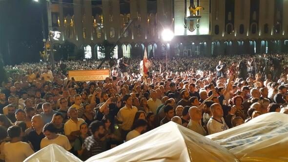 Tiflis'te parlamentoyu kuşatan protestoculara müdahale
