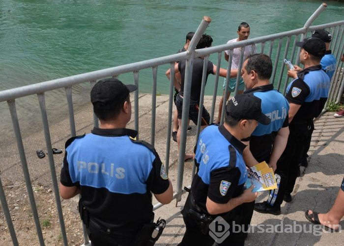 Polis çocukları sulama kanalından çıkarıp havuza götürdü