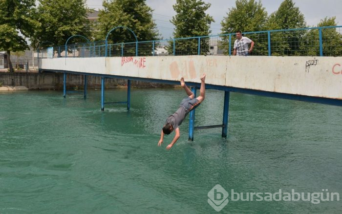 Polis çocukları sulama kanalından çıkarıp havuza götürdü