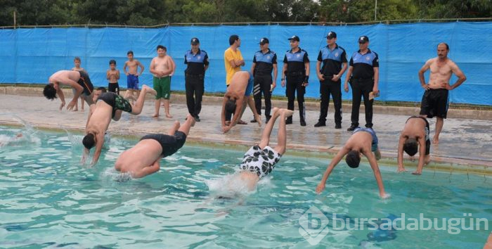 Polis çocukları sulama kanalından çıkarıp havuza götürdü