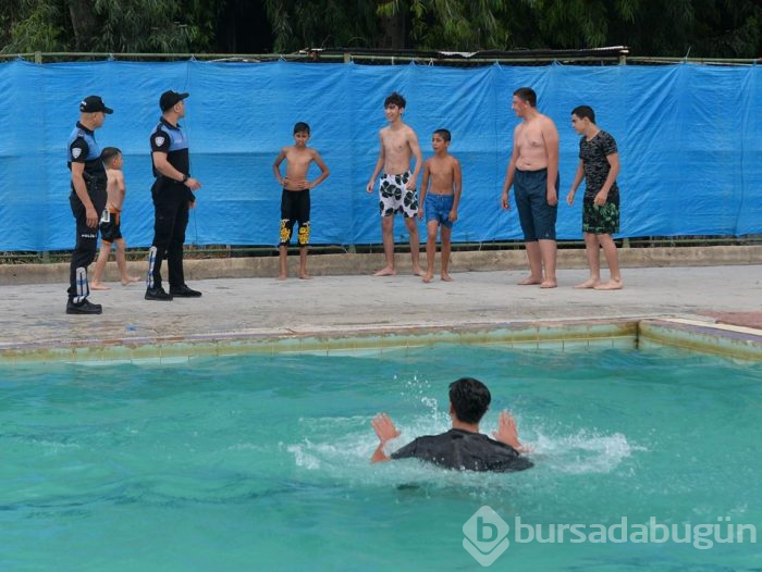 Polis çocukları sulama kanalından çıkarıp havuza götürdü