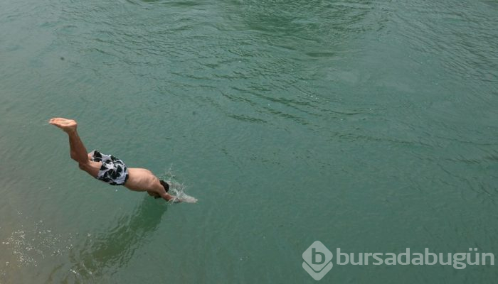 Polis çocukları sulama kanalından çıkarıp havuza götürdü