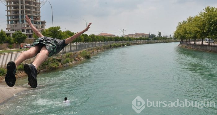 Polis çocukları sulama kanalından çıkarıp havuza götürdü