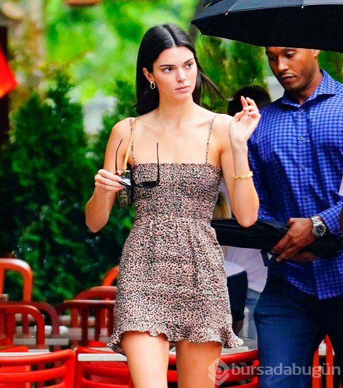 Kendall Jenner sokakları podyuma çevirdi