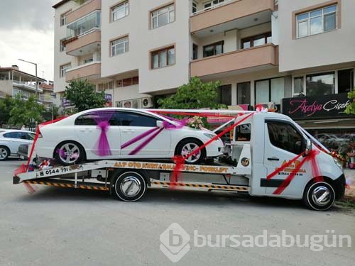 Çekiciyi gelin arabasına çevirdi