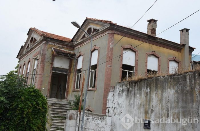 Basmane'deki tarihi Rum okulu talan edildi