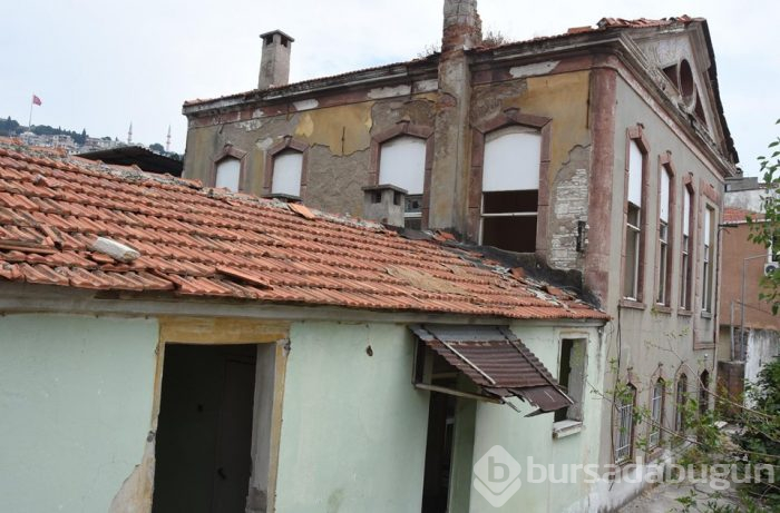 Basmane'deki tarihi Rum okulu talan edildi