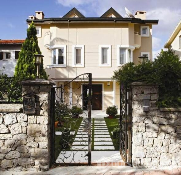 Demet o evi boşalttı