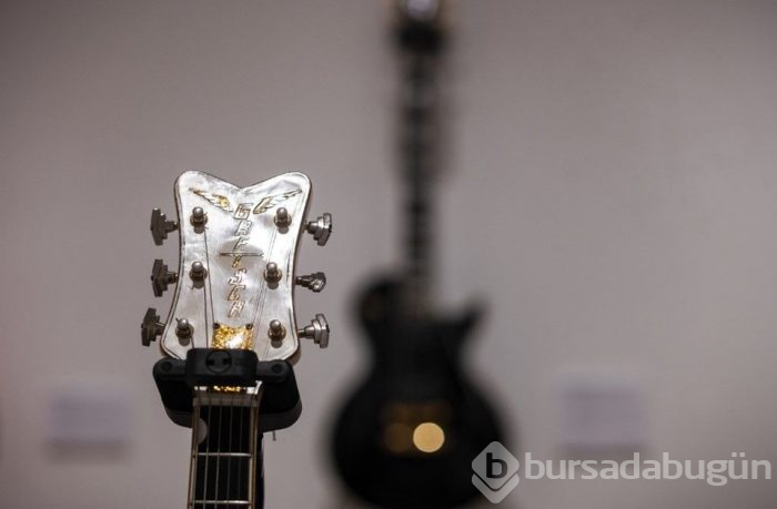 David Gilmour'un The Black Start adlı gitarı rekor fiyata satıldı