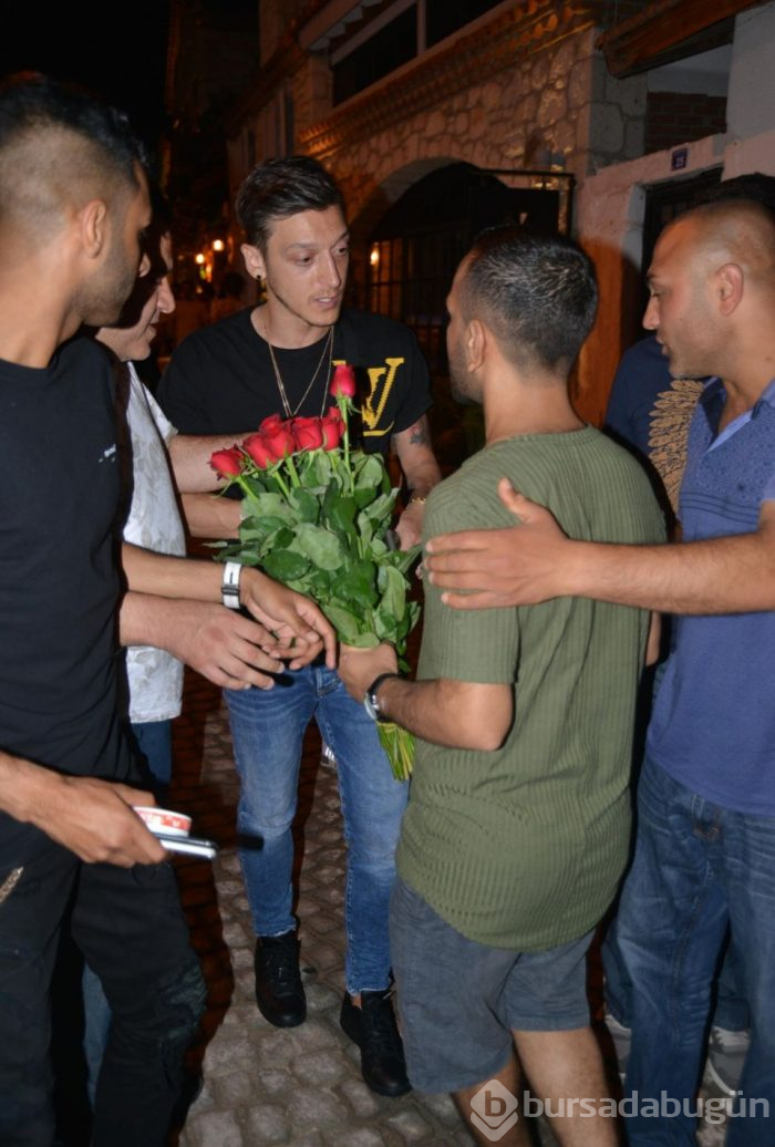 Mesut Özil'den seyyar çiçek satıcılarına tepki