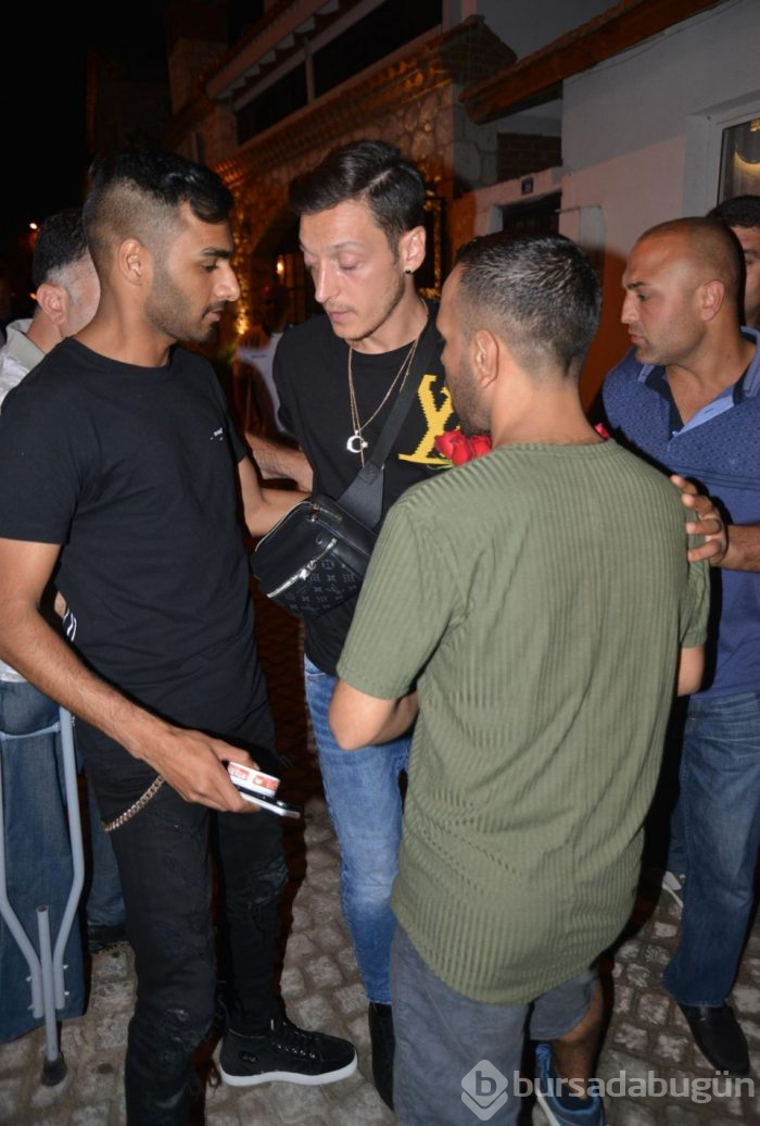 Mesut Özil'den seyyar çiçek satıcılarına tepki