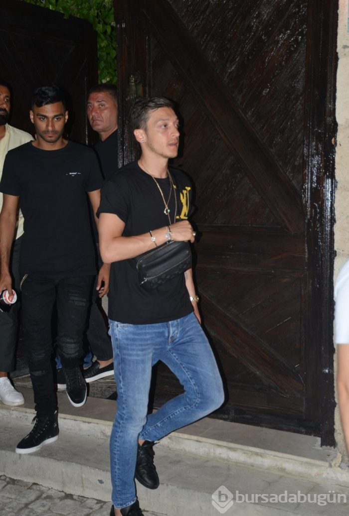 Mesut Özil'den seyyar çiçek satıcılarına tepki