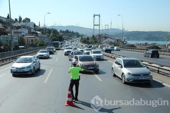 15 Temmuz Şehitler Köprüsü'nde otomobil takla attı