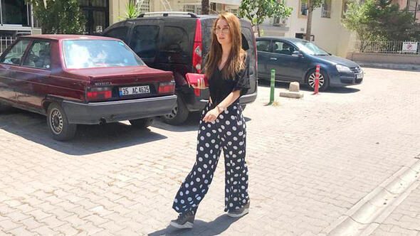 Sokak sokak gezip arıyor

