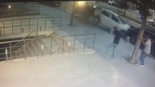 Üsküdar'da takla atan araç kaldırıma düştü