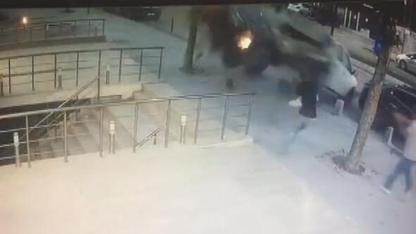 Üsküdar'da takla atan araç kaldırıma düştü