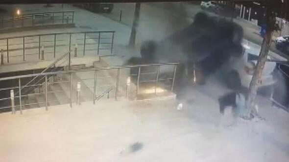 Üsküdar'da takla atan araç kaldırıma düştü