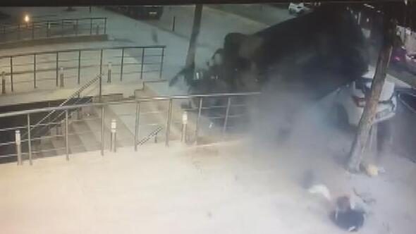 Üsküdar'da takla atan araç kaldırıma düştü
