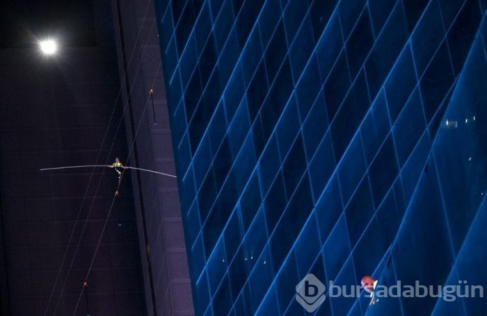 Wallenda Kardeşler 70 metrede ip üstünde yürüdüler