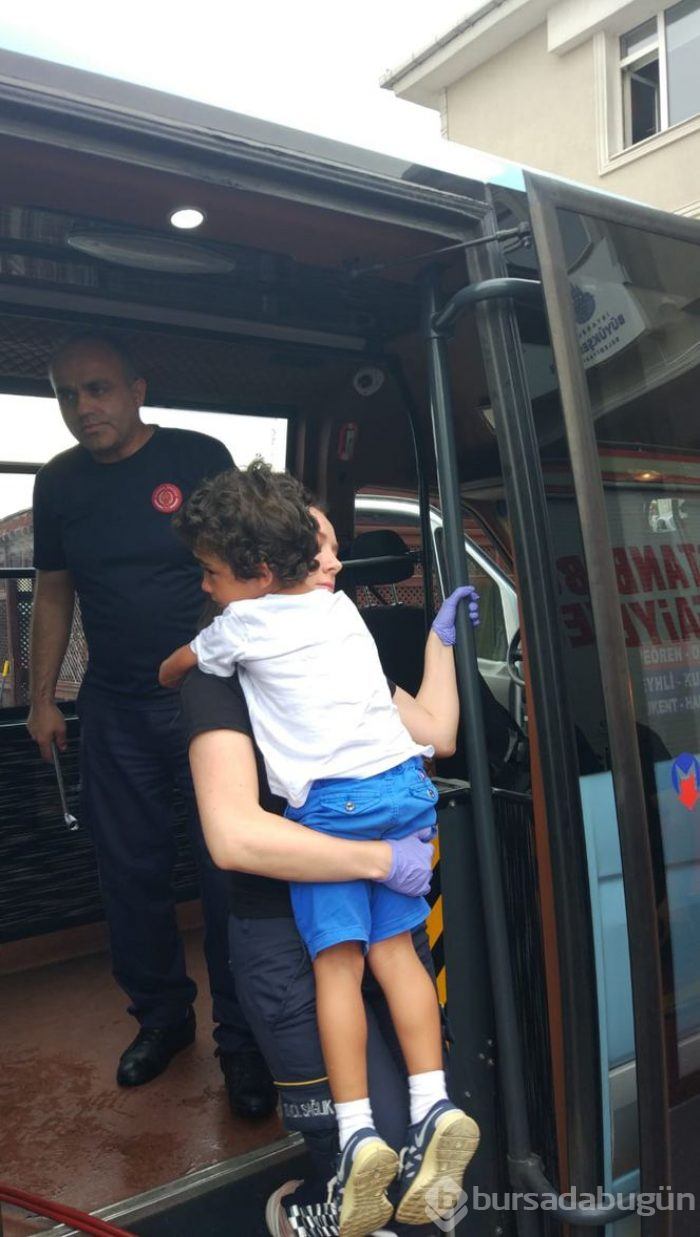 Minibüste kolu sıkışan minik çocuğu kurtarma çabası