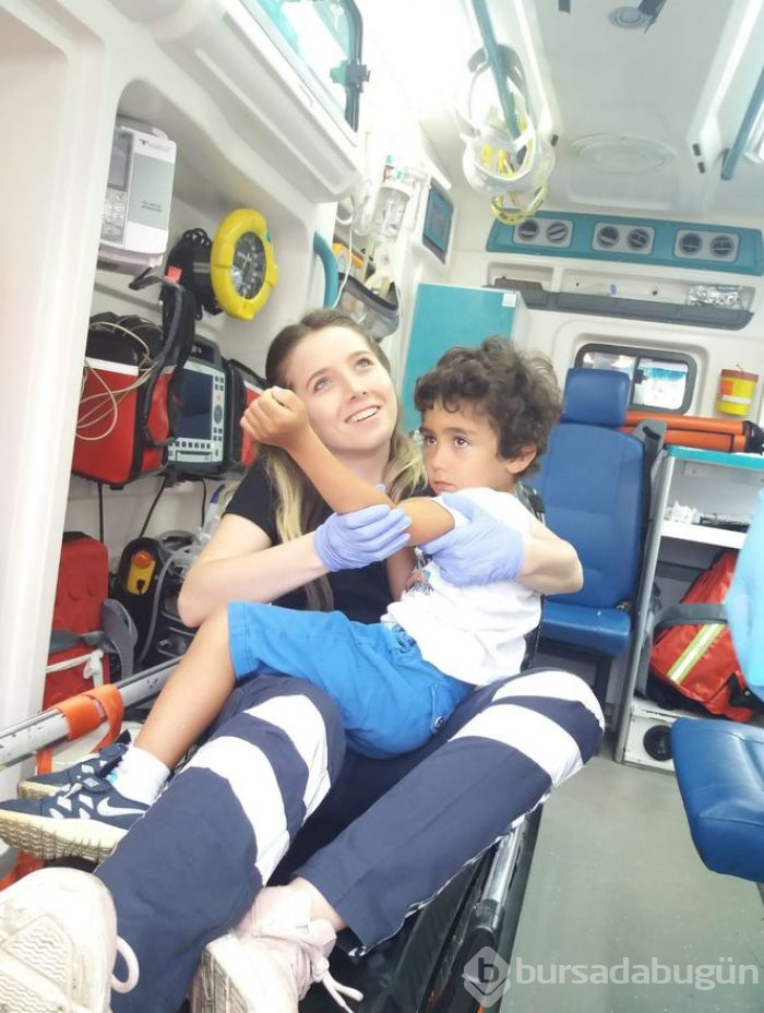 Minibüste kolu sıkışan minik çocuğu kurtarma çabası