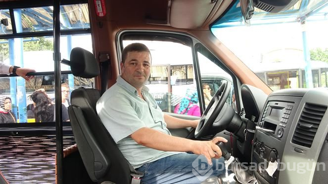 Minibüste kolu sıkışan minik çocuğu kurtarma çabası