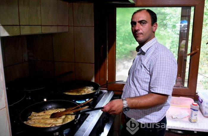 Akın akın alabalık yemeye geliyorlar