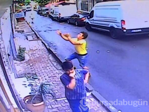 İkinci kattan düşen bebeği havada yakaladı
