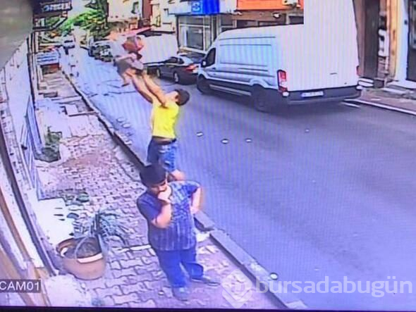 İkinci kattan düşen bebeği havada yakaladı

