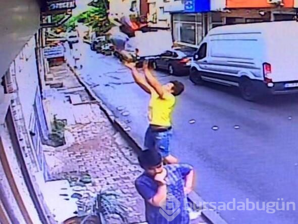 İkinci kattan düşen bebeği havada yakaladı
