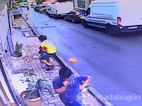 İkinci kattan düşen bebeği havada yakaladı
