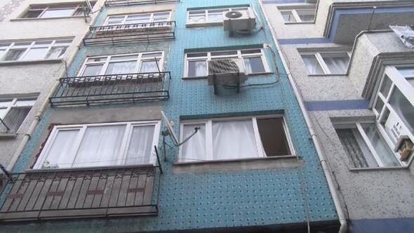 İkinci kattan düşen bebeği havada yakaladı
