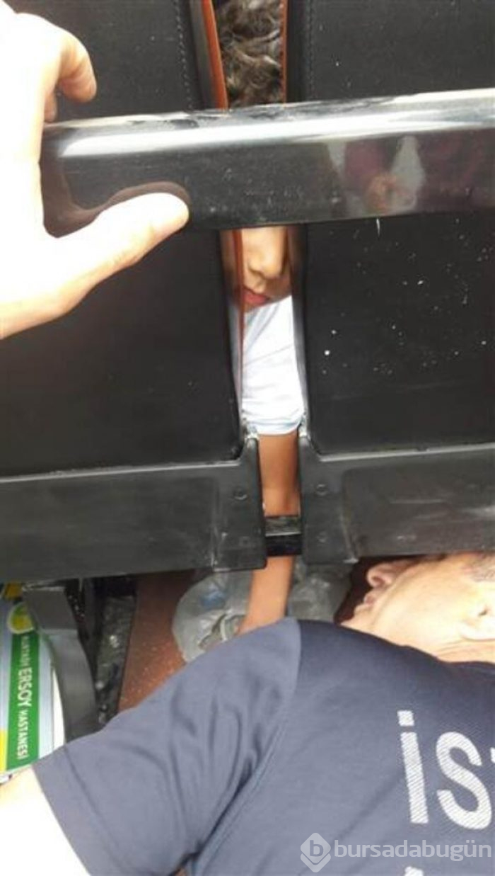 Minibüste kolu sıkışan çocuğu kurtarma çabası
