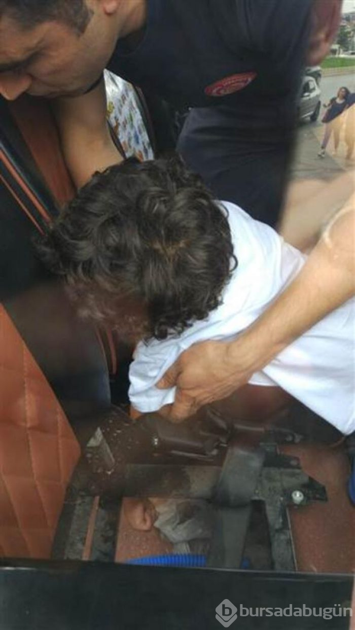 Minibüste kolu sıkışan çocuğu kurtarma çabası