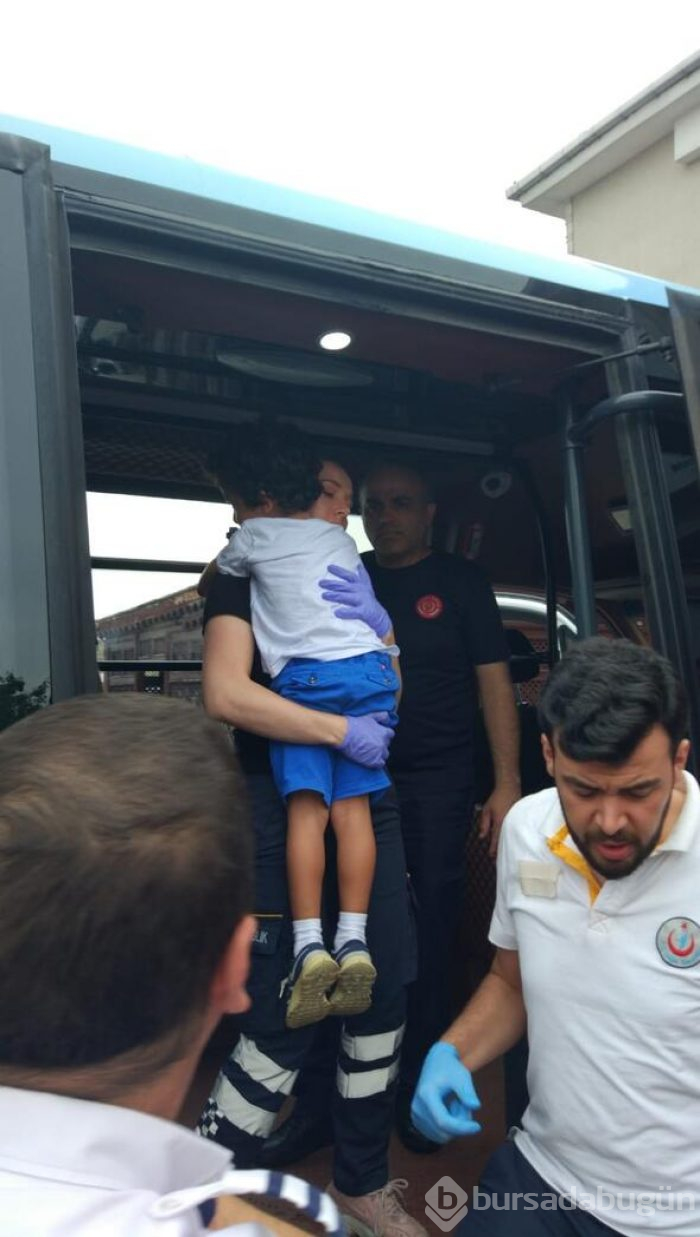 Minibüste kolu sıkışan çocuğu kurtarma çabası