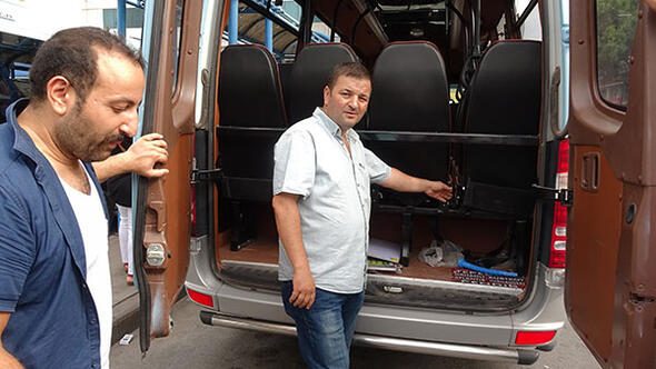 Minibüste kolu sıkışan çocuğu kurtarma çabası