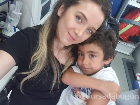 Minibüste kolu sıkışan çocuğu kurtarma çabası