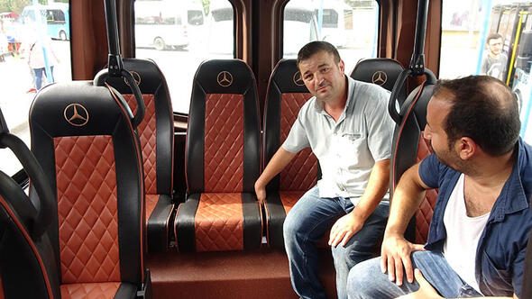 Minibüste kolu sıkışan çocuğu kurtarma çabası