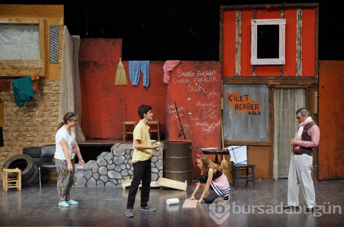 Kazada ölen gencin diploması tiyatro sahnesinde verildi