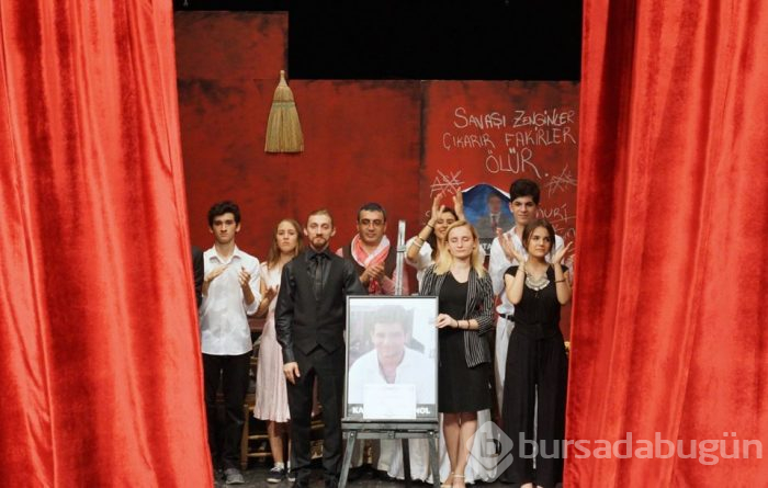 Kazada ölen gencin diploması tiyatro sahnesinde verildi
