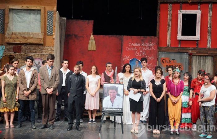 Kazada ölen gencin diploması tiyatro sahnesinde verildi