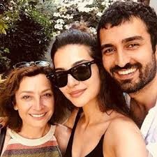 Güzel oyuncudan anneye sus ikazı