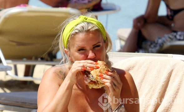 Plajda üstsüz hamburger yemesi olay olmuştu